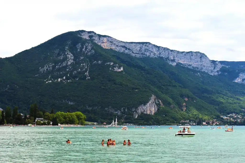 Vue du lac d'Annecy et ses montagnes
