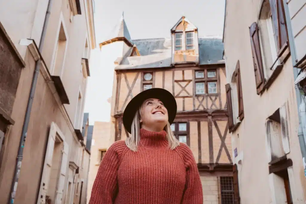 femme découvrant un village insolite en France