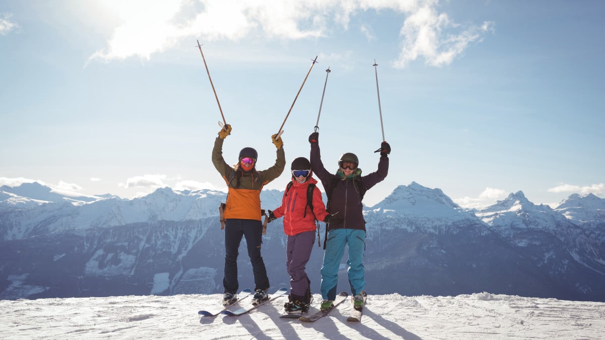 Des amis profitent de vacances au ski.